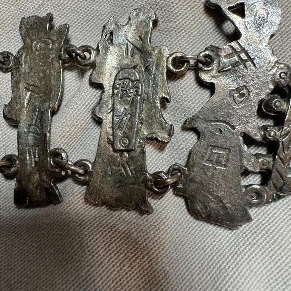 Vintage/antique Asian Silver colored Bracelet with Detailed Figures - Picture 8 of 16